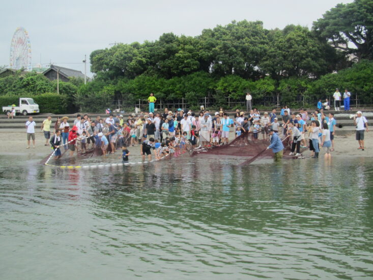 5月～10月　かんざんじ温泉サンビーチで地引網体験！