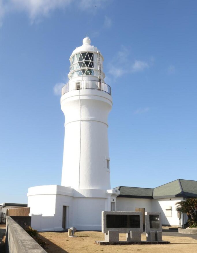 静岡県の灯台①　静岡県最南端の岬に建つ御前崎市のシンボル『御前埼灯台（おまえさきとうだい）』