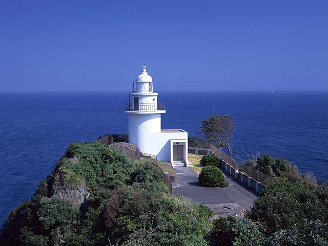 静岡県の灯台②　伊豆半島最南端の石廊崎に建つ白塔形の『石廊埼灯台（いろうざきとうだい）』